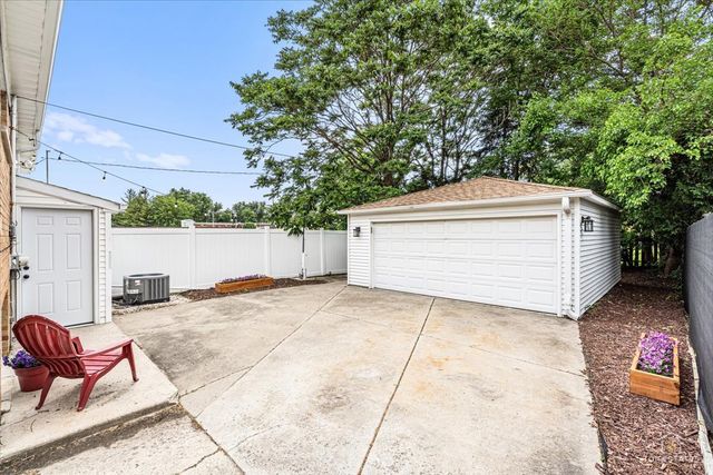 402 N Douglas Avenue 402, Villa Park, IL 60181
