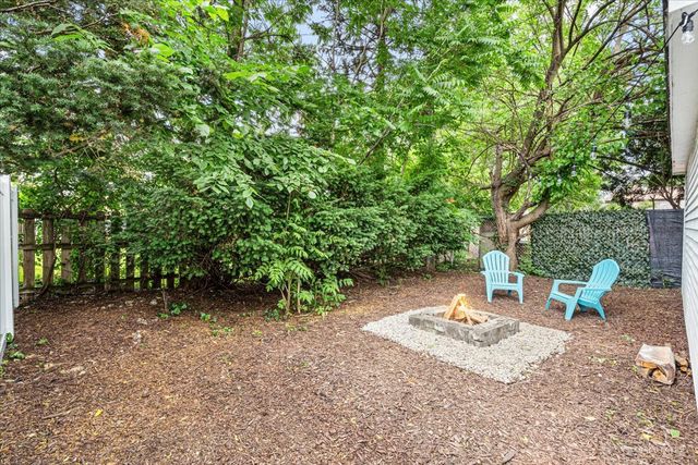 402 N Douglas Avenue 402, Villa Park, IL 60181