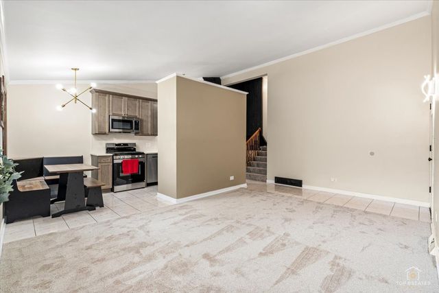 402 N Douglas Avenue 402, Villa Park, IL 60181