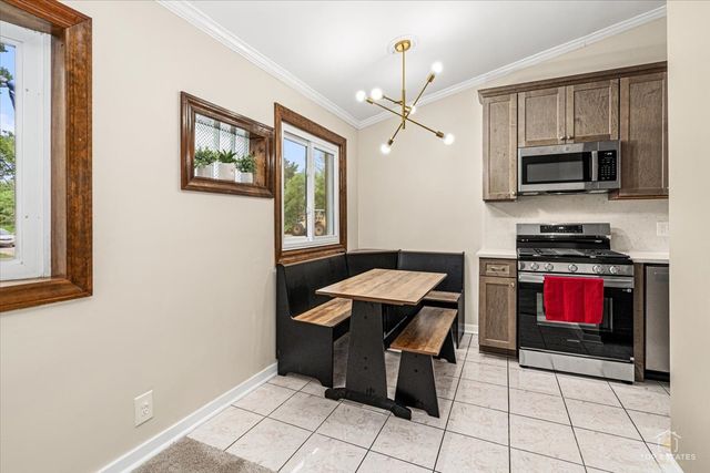 402 N Douglas Avenue 402, Villa Park, IL 60181