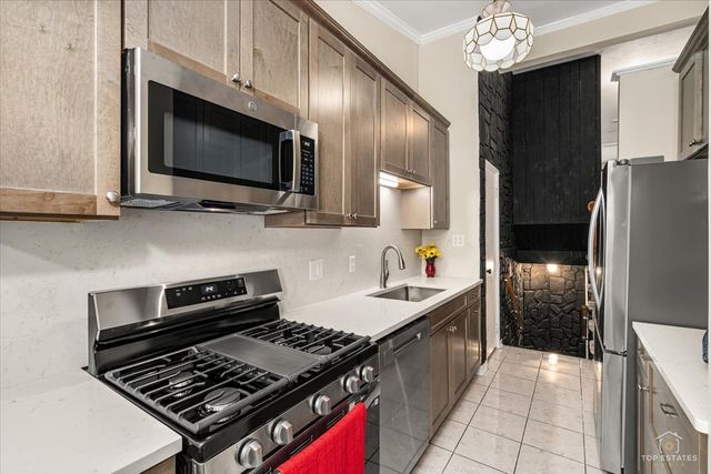 402 N Douglas Avenue 402, Villa Park, IL 60181