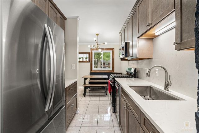402 N Douglas Avenue 402, Villa Park, IL 60181