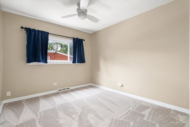 402 N Douglas Avenue 402, Villa Park, IL 60181