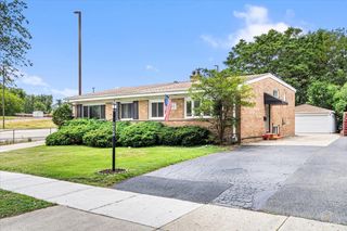 402 N Douglas Avenue 402, Villa Park, IL 60181
