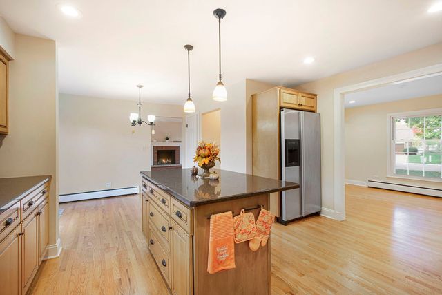 2829 Briarwood Drive, Arlington Heights, IL 60005