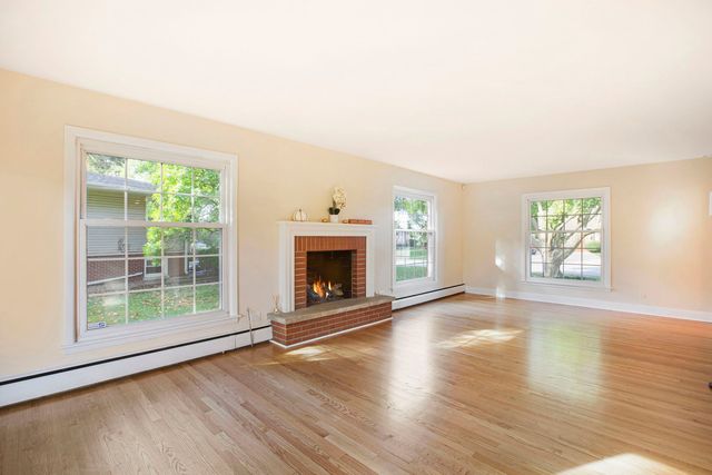 2829 Briarwood Drive, Arlington Heights, IL 60005