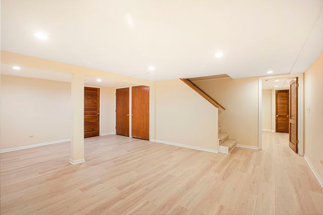 2829 Briarwood Drive, Arlington Heights, IL 60005