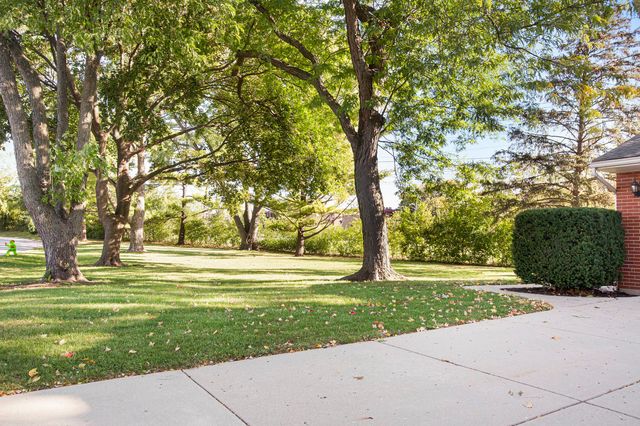 2829 Briarwood Drive, Arlington Heights, IL 60005