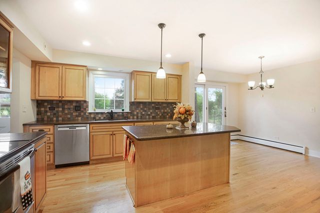 2829 Briarwood Drive, Arlington Heights, IL 60005