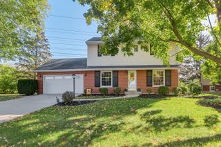 2829 Briarwood Drive, Arlington Heights, IL 60005