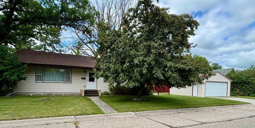 722 Kendall Avenue S, Thief River Falls, MN 56701