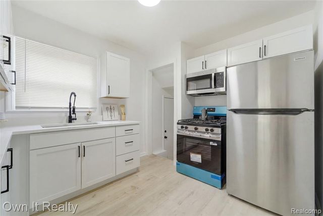 10021 Grayfield, Redford, MI 48239