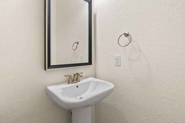221 ASPEN DR, Boerne, TX 78006