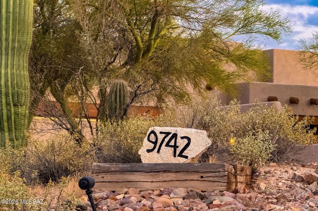 9742 N Camino Del Plata, Tucson, AZ 85742