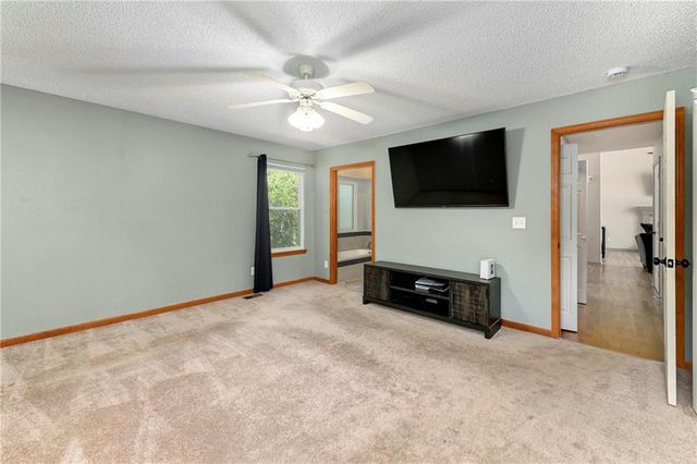 604 Hawthorne Place, Liberty, MO 64068