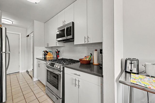 352 Central Park Avenue D11, Scarsdale, NY 10583
