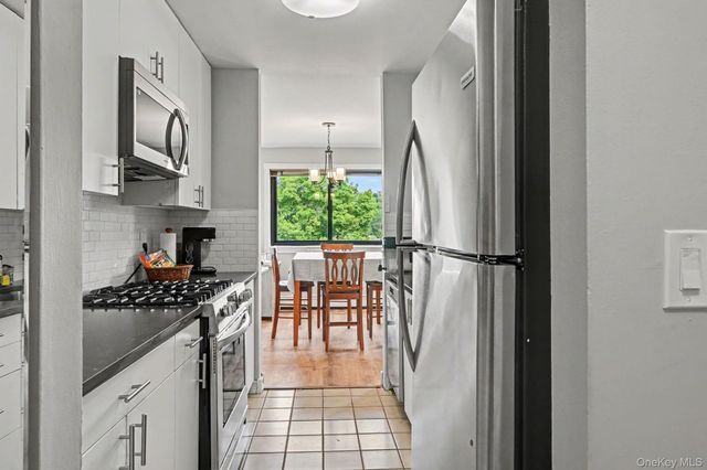 352 Central Park Avenue D11, Scarsdale, NY 10583