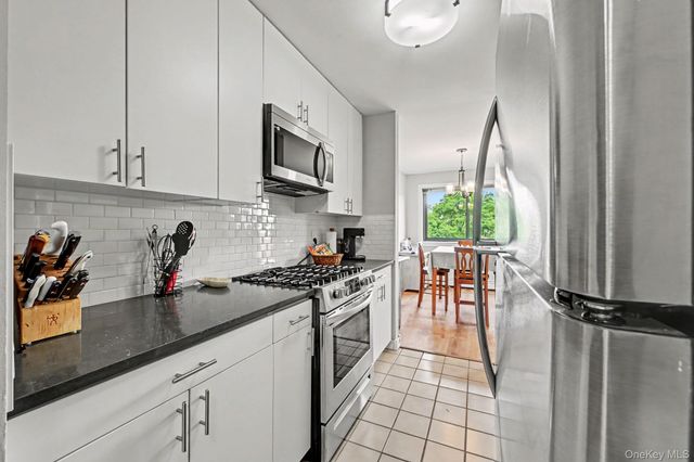 352 Central Park Avenue D11, Scarsdale, NY 10583