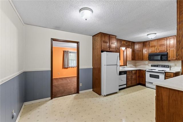 8029 Yecker Avenue, Kansas City, KS 66109