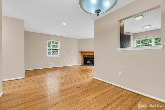 8 Edith Drive, Franklin Twsp, NJ 07416