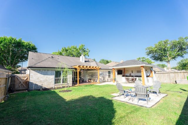 16039 Surrey Woods Drive, Friendswood, TX 77546