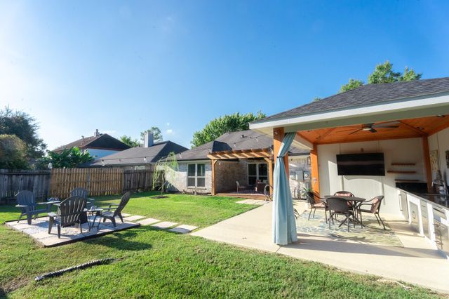 16039 Surrey Woods Drive, Friendswood, TX 77546