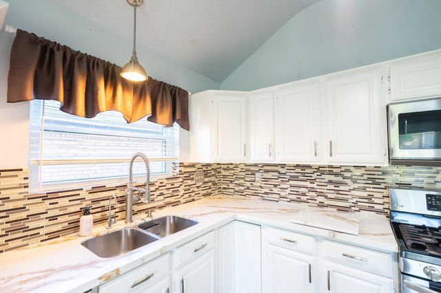 16039 Surrey Woods Drive, Friendswood, TX 77546