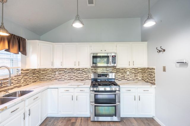 16039 Surrey Woods Drive, Friendswood, TX 77546