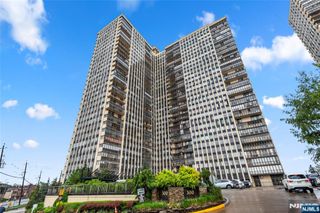 300 Winston Drive 1817, Cliffside Park, NJ 07010