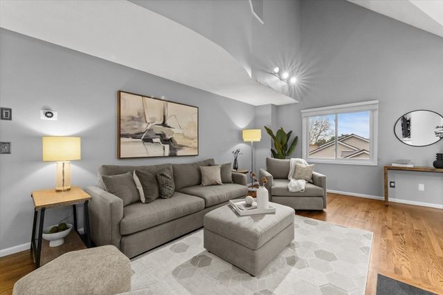 16 Lanes End 16, Natick, MA 01760