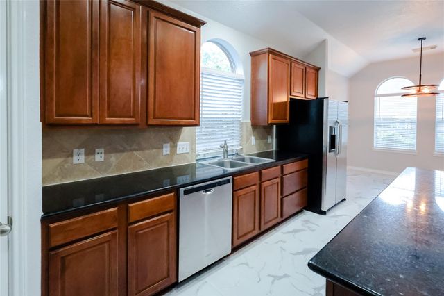 14 W Archwyck Circle W, The Woodlands, TX 77382