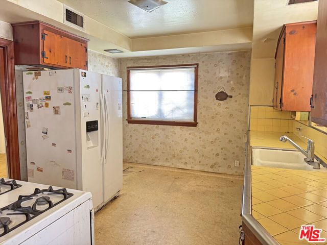 4192 Don Luis Drive, Los Angeles, CA 90008