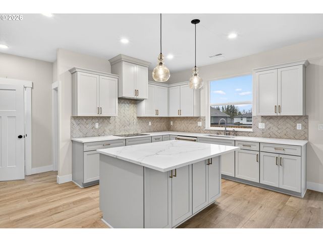 2039 E OTTER Loop, La Center, WA 98629