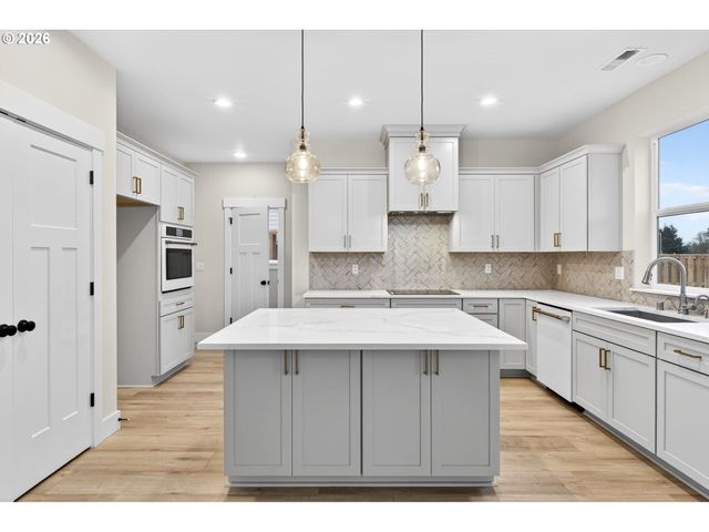 2039 E OTTER Loop, La Center, WA 98629