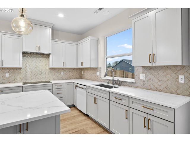 2039 E OTTER Loop, La Center, WA 98629