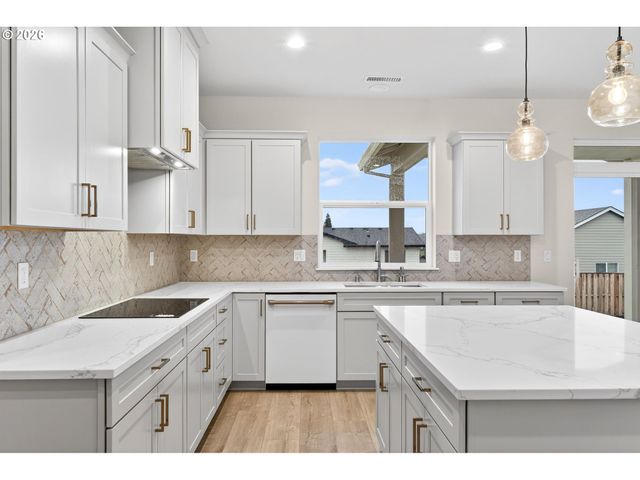 2039 E OTTER Loop, La Center, WA 98629