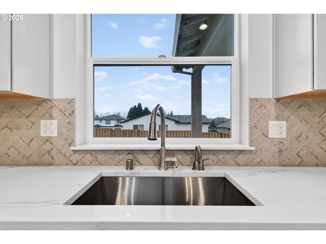 2039 E OTTER Loop, La Center, WA 98629