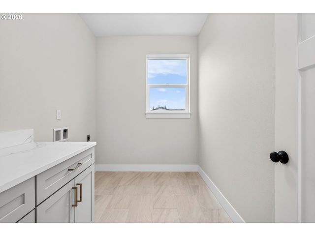 2039 E OTTER Loop, La Center, WA 98629
