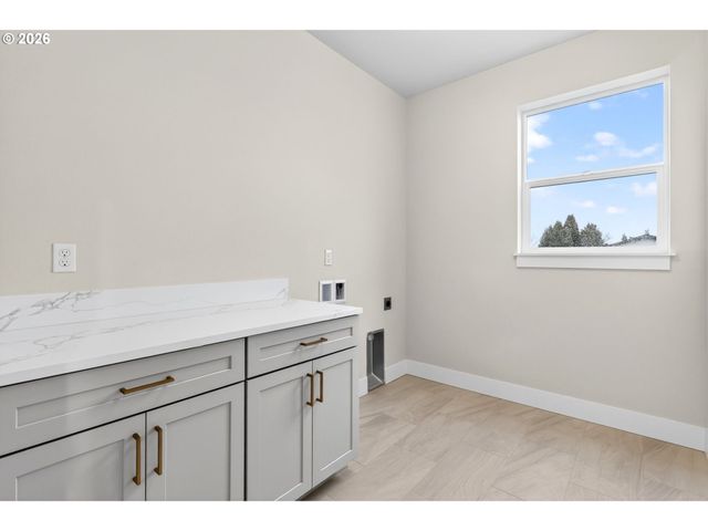 2039 E OTTER Loop, La Center, WA 98629