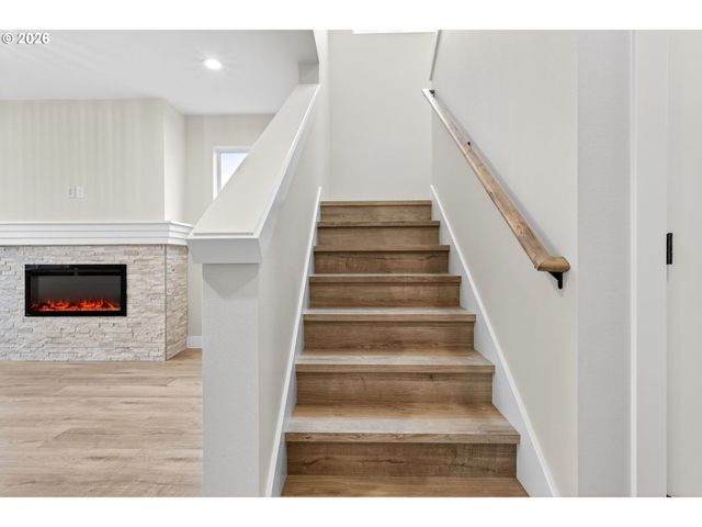 2039 E OTTER Loop, La Center, WA 98629