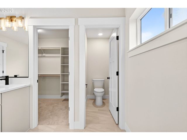 2039 E OTTER Loop, La Center, WA 98629
