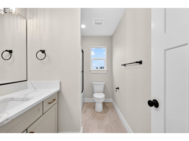 2039 E OTTER Loop, La Center, WA 98629