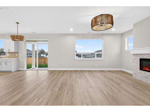 2039 E OTTER Loop, La Center, WA 98629