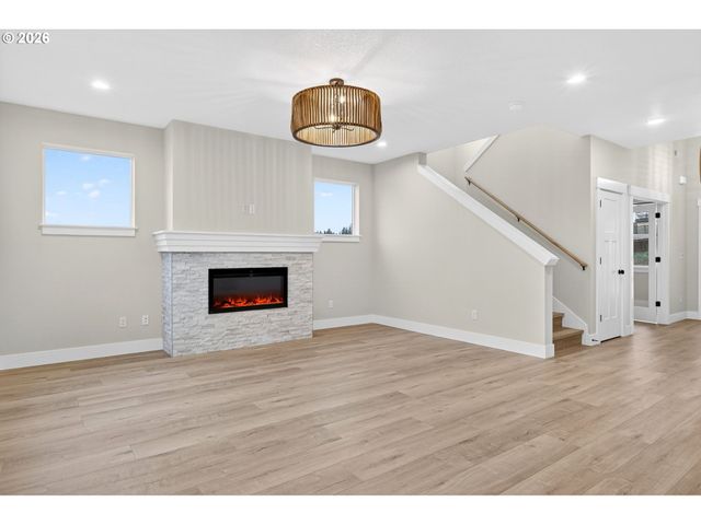 2039 E OTTER Loop, La Center, WA 98629