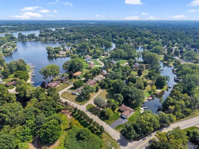 6970 Biscayne Avenue, White Lake, MI 48383