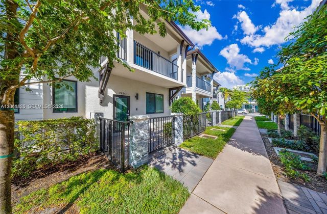 4856 NW 83rd Pkwy, Doral, FL 33166