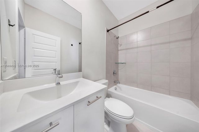4856 NW 83rd Pkwy, Doral, FL 33166