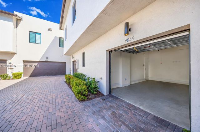 4856 NW 83rd Pkwy, Doral, FL 33166