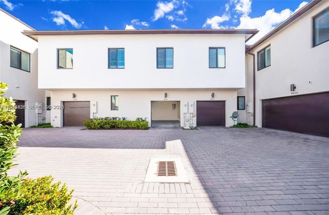 4856 NW 83rd Pkwy, Doral, FL 33166