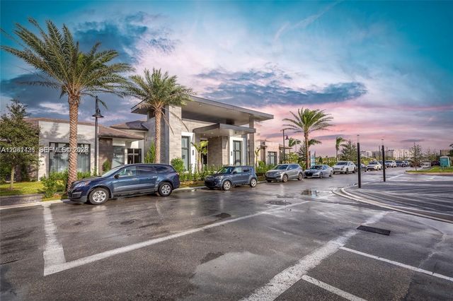 4856 NW 83rd Pkwy, Doral, FL 33166